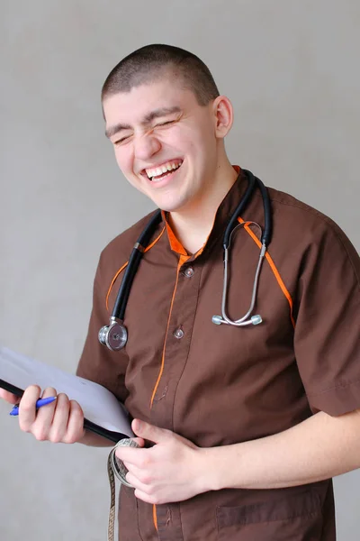 Professionale terapeuta maschile guarda la fotocamera con sorriso e stand — Foto Stock