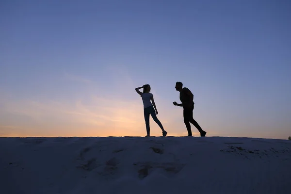 Due amanti del cuore, ragazzo e ragazze si stanno divertendo e correndo th — Foto Stock