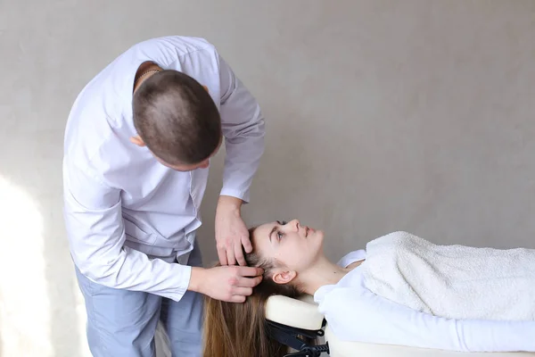 Przystojny facet masaż terapeuta robi masaż głowy dla dziewczyna komputerze klienckim. — Zdjęcie stockowe