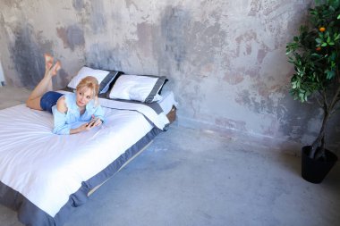 Çift sıra yalan dinlenme ve Evet, güzel bir kadın olmak