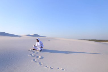 Ciddi genç Arap işadamı inşaat planı, st dikkate alınarak