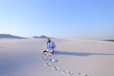 Kendine güvenen erkek Emirliği Oluşturucusu cep üzerinde müşteri ile konuşuyor.,