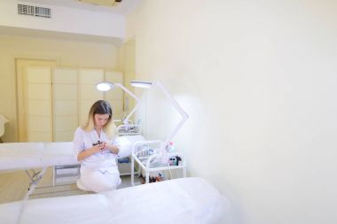 Profesyonel kadın microblading master araçları iş için hazırlar.