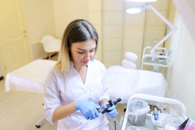 Profesyonel kadın microblading master araçları iş için hazırlar.