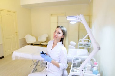 Profesyonel kadın microblading master araçları iş için hazırlar.