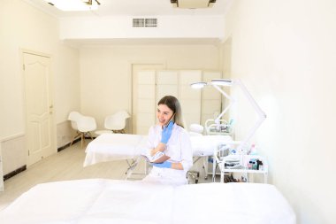 Göz kamaştırıcı smile mobil ve kayıt re üzerinde konuşma ile güzel kız