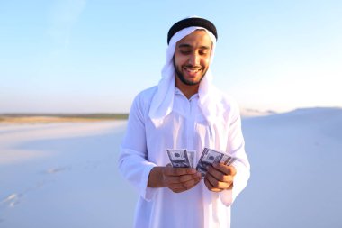 Başarılı Arap Şeyh banknot olarak görüyor ve mutlu, ben ayakta