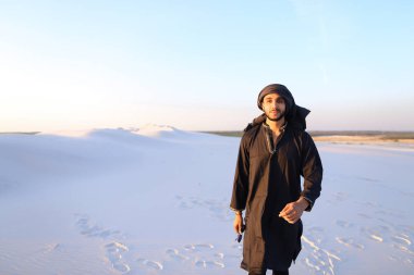 Mutlu adam Arap, çöl, gülümsüyor yürür ve li sahiptir