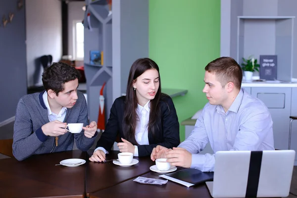 Üç iş adamları, kadın ve erkek te fincan ile robot tartışıyor — Stok fotoğraf