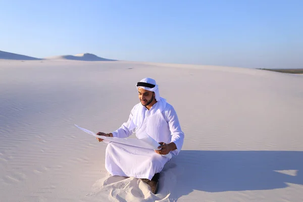 Empresario sheikh masculino emprendedor sentado con papel blanco en — Foto de Stock