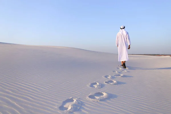Radosny mężczyzn muzułmańskich spacery przez biały piasek pustyni i cieszy li — Zdjęcie stockowe