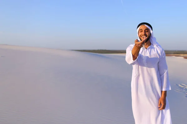 분명 여름 오후에 모래 사막에서 회교도 남자의 초상화 — 스톡 사진
