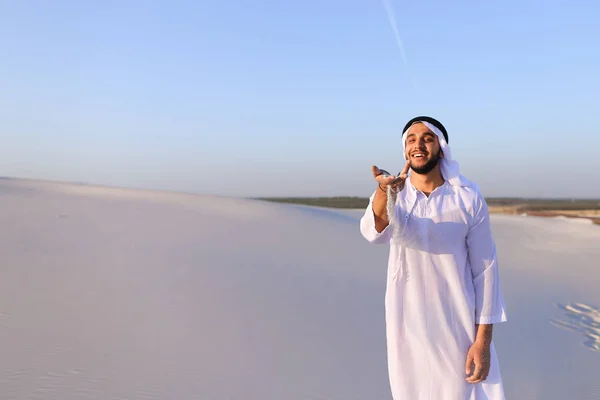 Retrato de homem muçulmano no deserto arenoso na tarde de verão clara — Fotografia de Stock