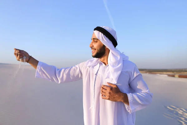 Retrato de homem muçulmano no deserto arenoso na tarde de verão clara — Fotografia de Stock