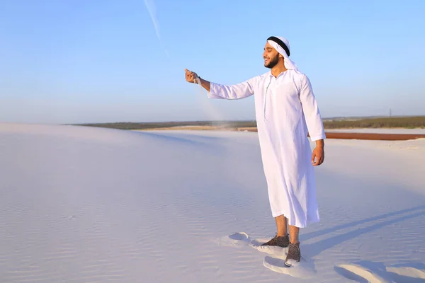 Retrato de homem muçulmano no deserto arenoso na tarde de verão clara — Fotografia de Stock