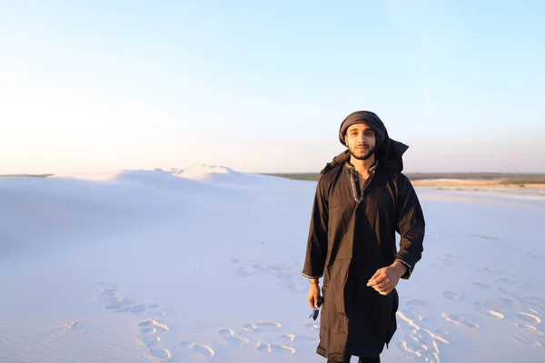 Compañero árabe feliz, camina por el desierto, sonríe y disfruta de li — Foto de Stock