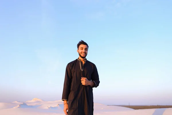 Retrato de un árabe feliz que posa y sonríe mirando a Camer — Foto de Stock