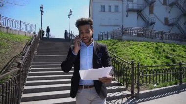 Müslüman iş telefonla bahsediyoruz ve eller yukarı, ağır çekim koyarak.