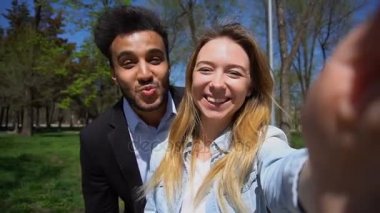 Genç anne öpücük çocuk ağır çekimde telefonla göndermek.