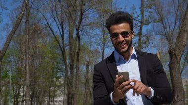 İşadamı manifatura Sekreter telefon yavaş tarafından için.