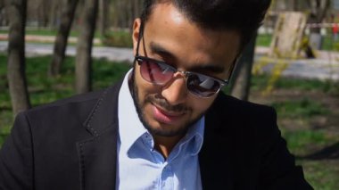 Ekolojist temizlik Park, ağır çekim değerlendiriyor.