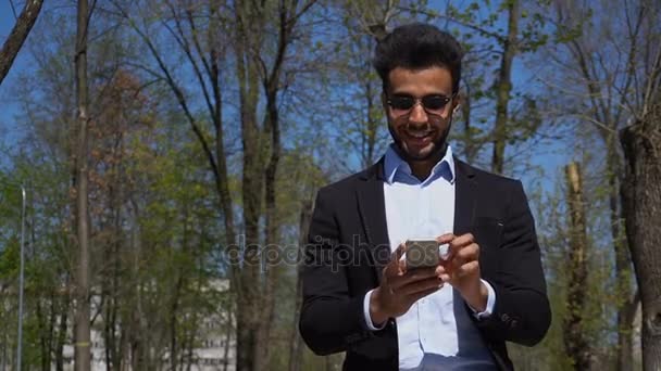Arabischer Schriftsteller checkt E-Mail am Telefon in Zeitlupe. — Stockvideo