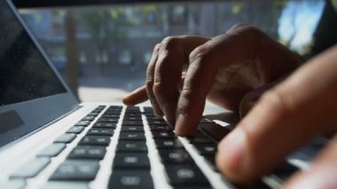 Laptop, ağır çekim makro yeni özetleri tarama Halkla İlişkiler Yöneticisi
