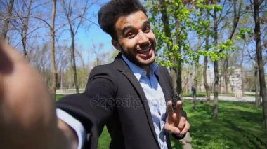 Ağır çekimde yeni yer çekimi ve barış, ok parmak üye el ve başparmak gösterilmesini Gezgin.