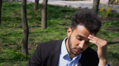 Dizüstü bilgisayar, yavaş hareket Internet üzerinde antik sikke arıyorum toplayıcı kullanır.