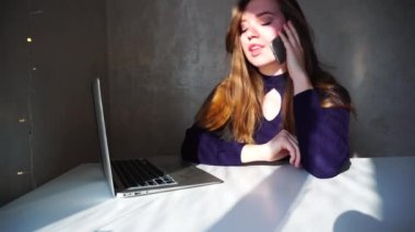 Saatleri dizüstü bilgisayarda kontrol, ofiste oturan ve iş ortağı ile telefonla konuşmak işkadını.