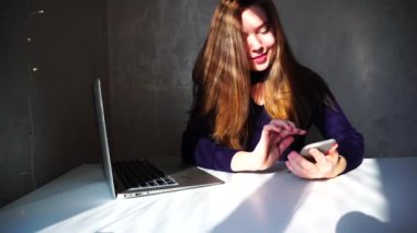 Genç anne smartphone, Internet sörf kullanır ve erkek bebek için yeni bir şey satın alır.