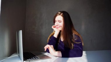 Beyaz kız bilgisayar bakar, Internet ve önemli e-posta bekliyor İnşaat.