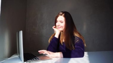 Genç kız fotoğrafları üzerinden seyahat laptop izlerken.