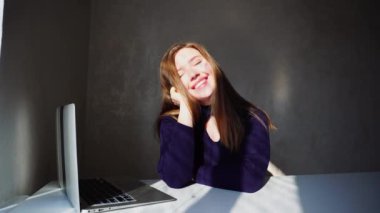 Beyaz öğrenci lisansüstü çalışma üstünde laptop yeni bitirdim.