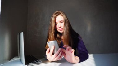 Kullanarak telefon, mesaj atıp koca karısıyla mektup alır.