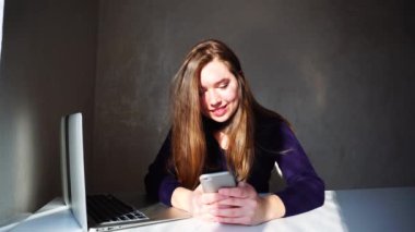 Genç öğrenci Üniversitesi'nden telefon ve alır haber kullanma.