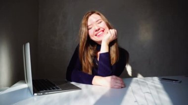 Model laptop yeni fotoğraflar üzerinde photoshoot var.