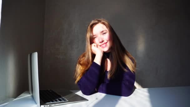 ノート パソコンと言語からの待っている手紙の近くに座っている若い女性コース. — ストック動画