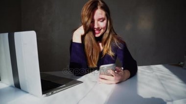 Koca işyerindeki diğer aşığı ile eşi manifatura.