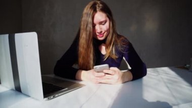 Kız cep telefonu, tartışma için konuşma yazma kullanır.