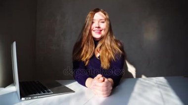 Beyaz kız gülümseme için fotoğraf makinesi ile Gamze ve dizüstü evde