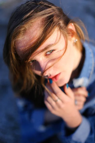 Shooting female portrait in profile on shore of Black Sea on war — Stock Photo, Image