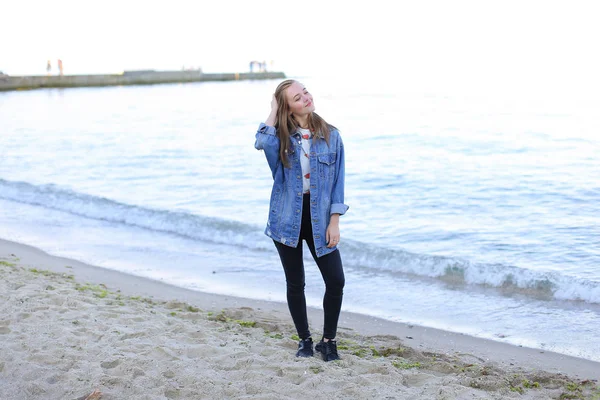 Portrait of cute young woman who poses and smiles in camera, sta — Stock Photo, Image