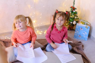 Küçük kızlar yeni yıl tatilleri beklentisiyle dilekler