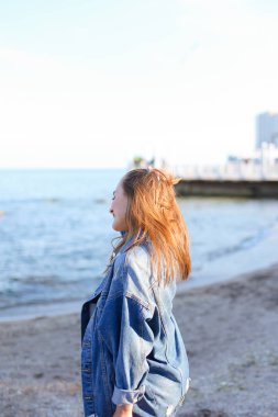 Mutlu genç erkek saç geliştirir ve kamera, ayakta o pozlar