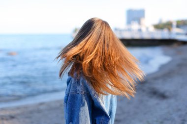 Mutlu genç erkek saç geliştirir ve kamera, ayakta o pozlar