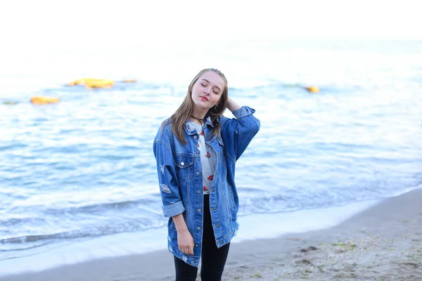 Mujer encantadora con hermosa sonrisa posando en la cámara, de pie o — Foto de Stock