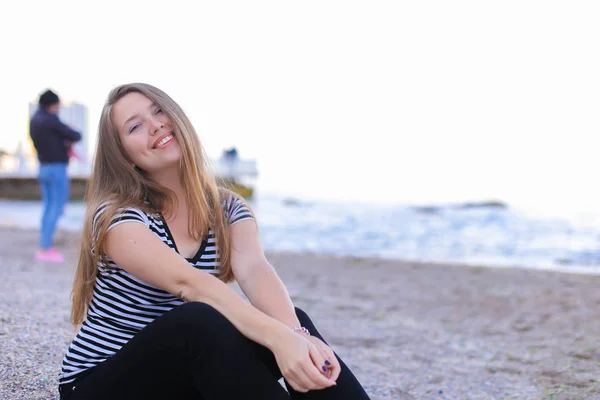 Retrato de menina alegre que posando para a câmera e rindo bonito — Fotografia de Stock