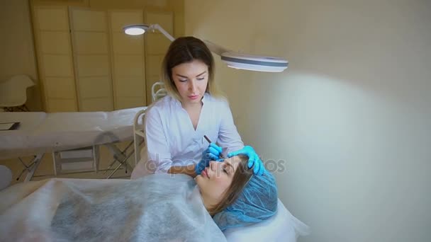 Cosmetologist διερευνά ασθενή πριν από τη διαδικασία, αργή κίνηση. — Αρχείο Βίντεο