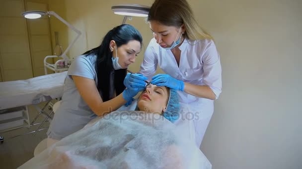 Cosmetologist δείχνει στην πράξη εργασίας ιατρικού εξοπλισμού. — Αρχείο Βίντεο